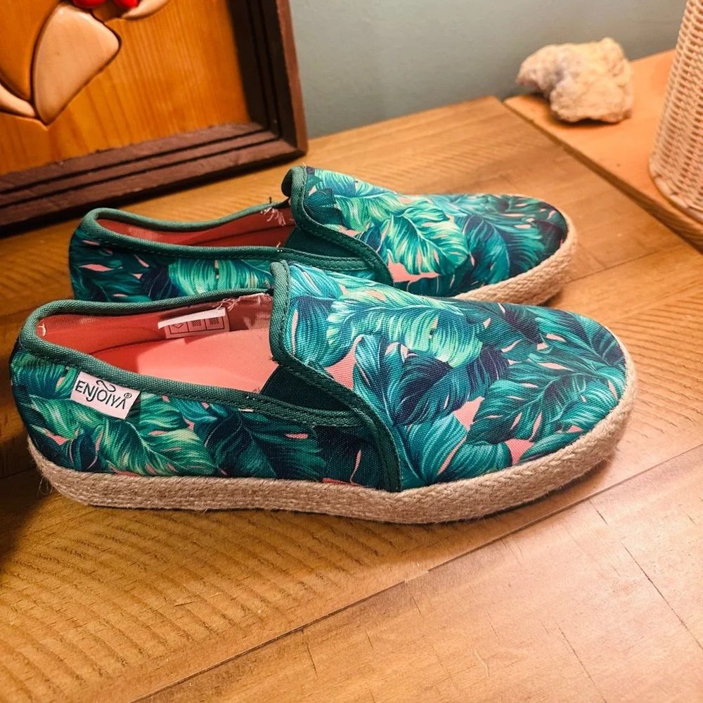Enjoiva Green Tropical Leaf Print Slip-On Espadrilles Vacation Shoes Size 8.5